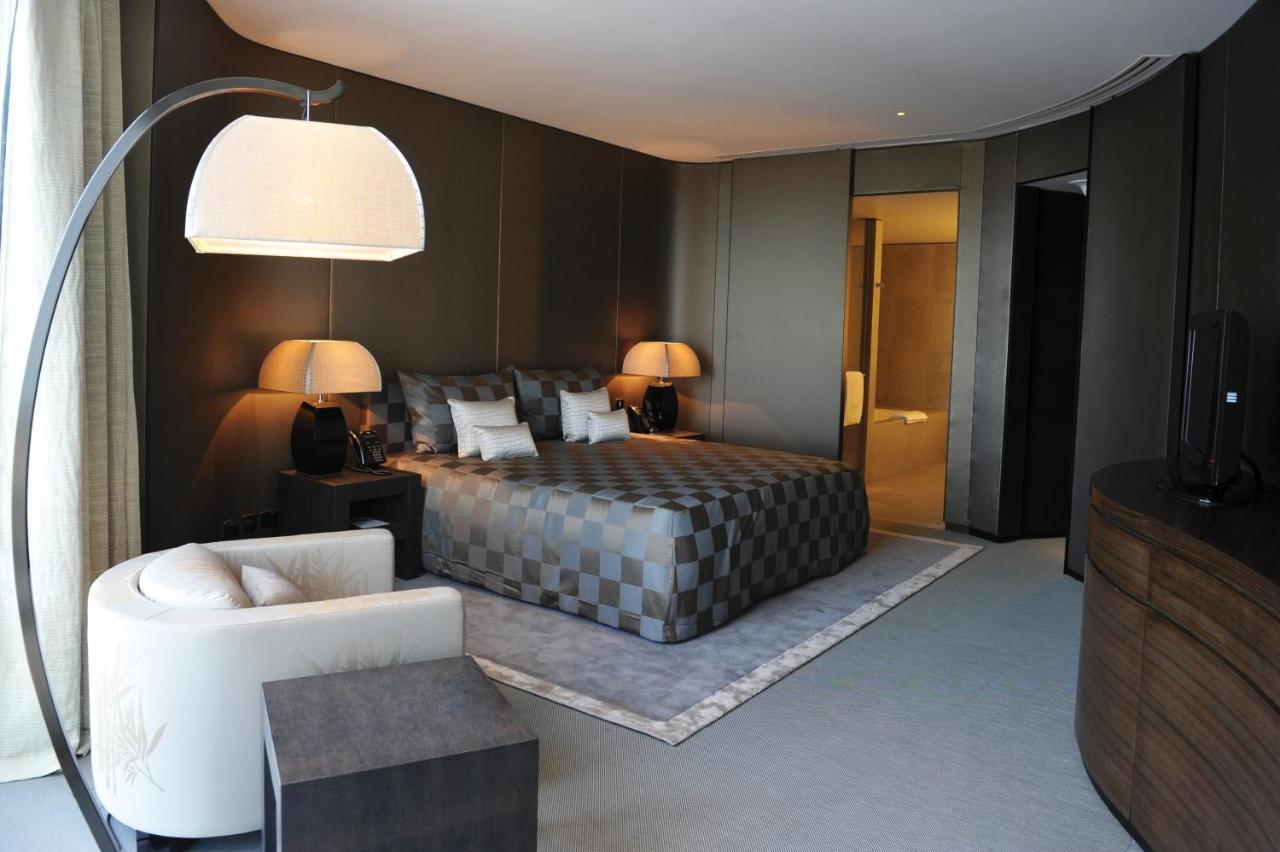 Armani Hotel Dubai Rum bild A bedroom at the Armani/Casa store in Milan